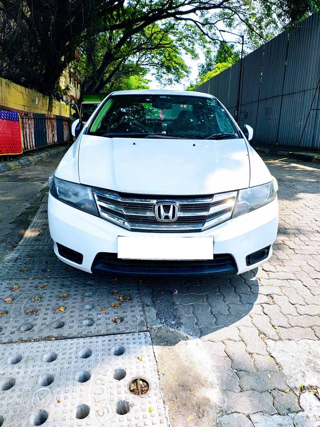 https://images10.gaadi.com/usedcar_image/4573883/original/processed_8294ff28-689f-4dd0-afa5-be340e7da9e8.jpg?imwidth=6400