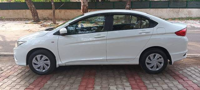 https://images10.gaadi.com/usedcar_image/4573905/original/processed_ecba378d9b9963ce5e9468924b28b551.jpeg?imwidth=6402