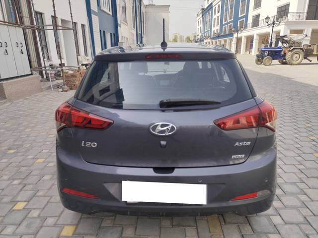 https://images10.gaadi.com/usedcar_image/4573914/original/processed_af4deb5e-f0cf-4b8d-9a7f-1ed043703db4.jpg?imwidth=6402