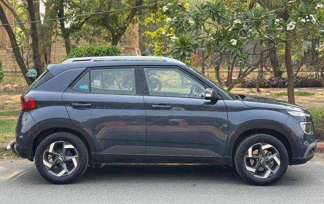 https://images10.gaadi.com/usedcar_image/4573927/original/3b02007da18f5679f4dce6d2ba6371f1.jpg?imwidth=6401