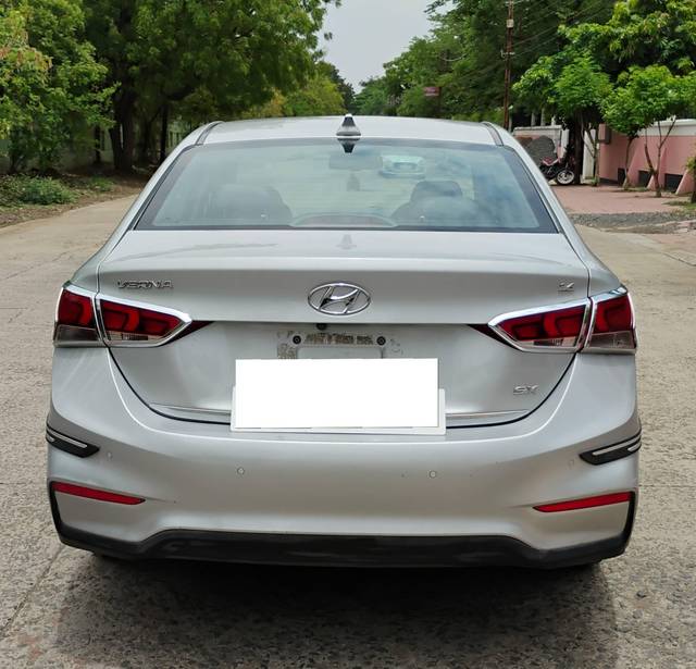 https://images10.gaadi.com/usedcar_image/4573991/original/processed_518111fa42dcf714b665d6a24791cea7.jpg?imwidth=6401
