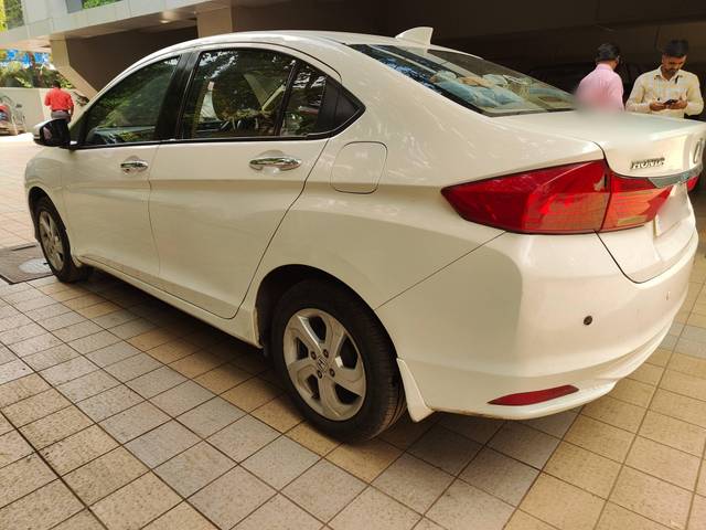 https://images10.gaadi.com/usedcar_image/4573996/original/processed_c23cfe764905f87aef6d3c73b7689e9c.jpg?imwidth=6402