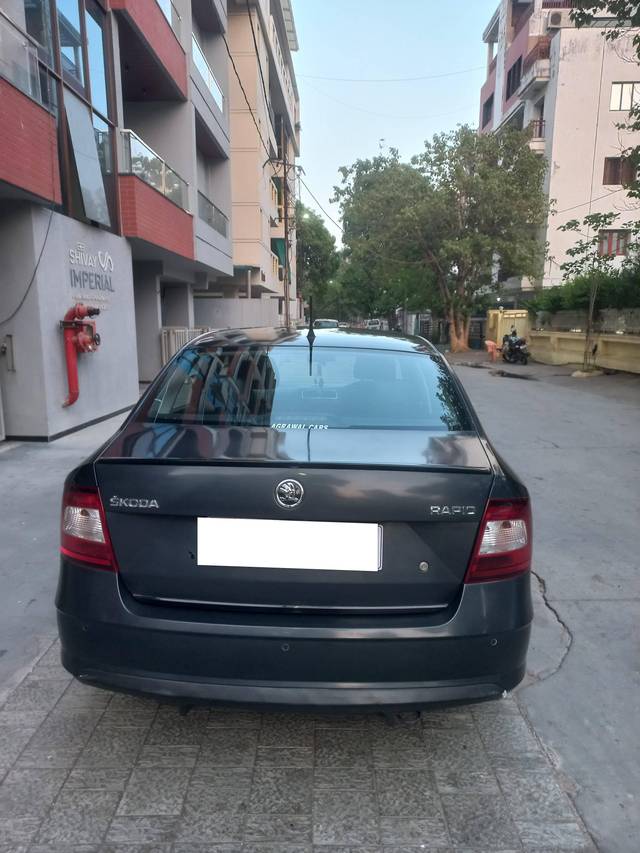 https://images10.gaadi.com/usedcar_image/4574001/original/processed_e32bb7bb52d30874219c027223677586.jpeg?imwidth=6402