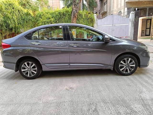 https://images10.gaadi.com/usedcar_image/4574015/original/processed_a45ccdde13df402bcbca50f268974472.jpeg?imwidth=6401