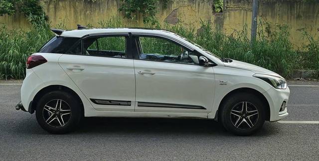 https://images10.gaadi.com/usedcar_image/4574091/original/processed_7955ab59bfd7d1d340a1d34735a2e2b8.jpg?imwidth=6401