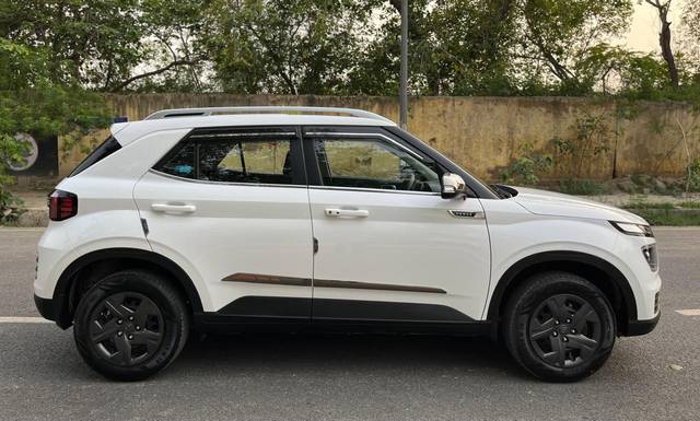 https://images10.gaadi.com/usedcar_image/4574102/original/processed_755d98367ce42159defc13acf94f0435.jpg?imwidth=6401