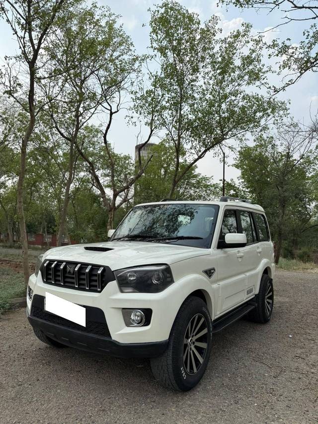 https://images10.gaadi.com/usedcar_image/4574188/original/processed_516a21493ad0a7db2825404684760e34.jpg?imwidth=6402