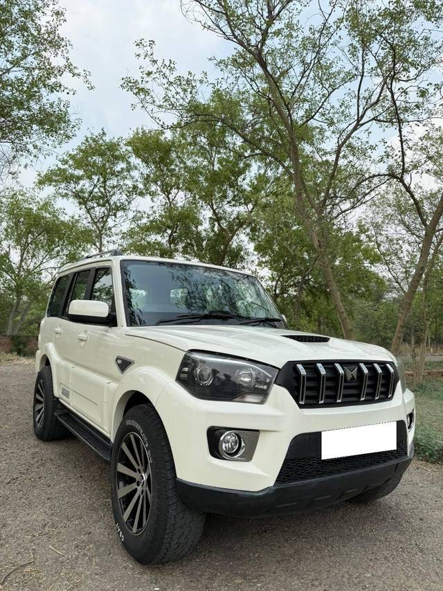 https://images10.gaadi.com/usedcar_image/4574188/original/processed_ca2fc4ccbd2bfec8996d5b6d0bb873d7.jpg?imwidth=6400