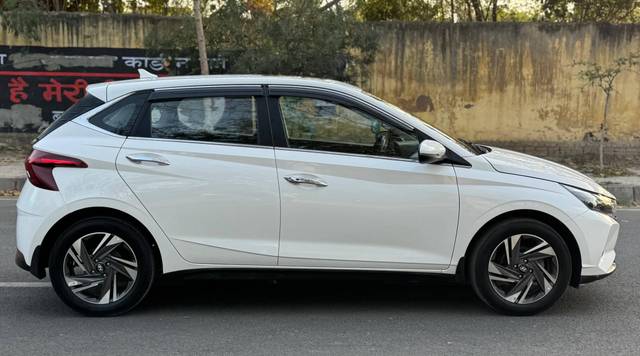 https://images10.gaadi.com/usedcar_image/4574208/original/processed_d90052fa0b32d335d9d4e02c62f33ae5.jpg?imwidth=6401