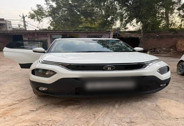 https://images10.gaadi.com/usedcar_image/4574240/original/bf8a8daf-c1d5-42ee-b22d-b7195cf8a133.?imwidth=6401