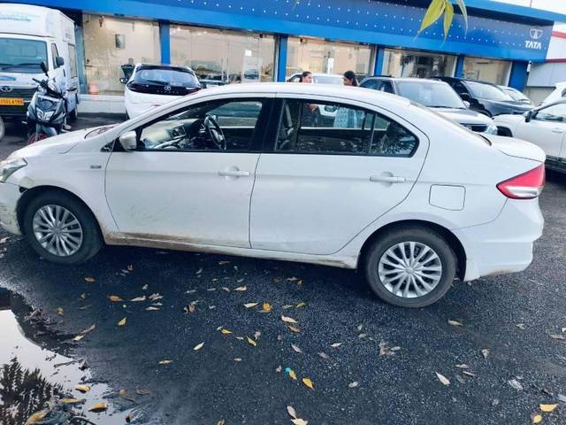 https://images10.gaadi.com/usedcar_image/4574312/original/processed_224a3e4f-e1ef-4a52-8e2d-7cf7767328b2.jpg?imwidth=6402