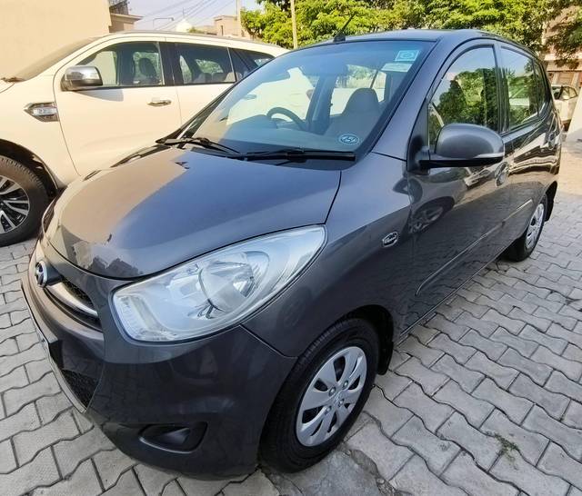 https://images10.gaadi.com/usedcar_image/4574375/original/processed_b59f12b7d9945bd115e9c4c8ed592807.jpg?imwidth=6402