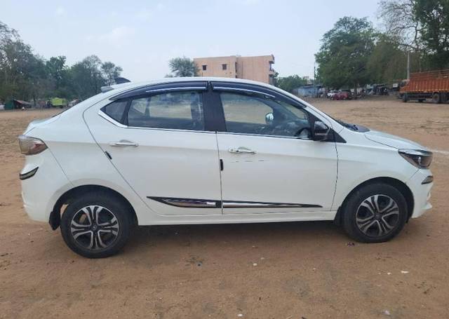 https://images10.gaadi.com/usedcar_image/4574462/original/processed_f9cf7e20-7177-4d39-85ab-b03f4ec8bf73.jpg?imwidth=6401