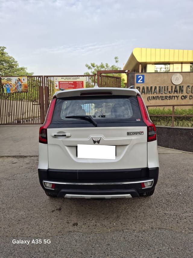 https://images10.gaadi.com/usedcar_image/4574526/original/processed_c960ea8b8b8329b748b8350c82eb4340.jpg?imwidth=6401