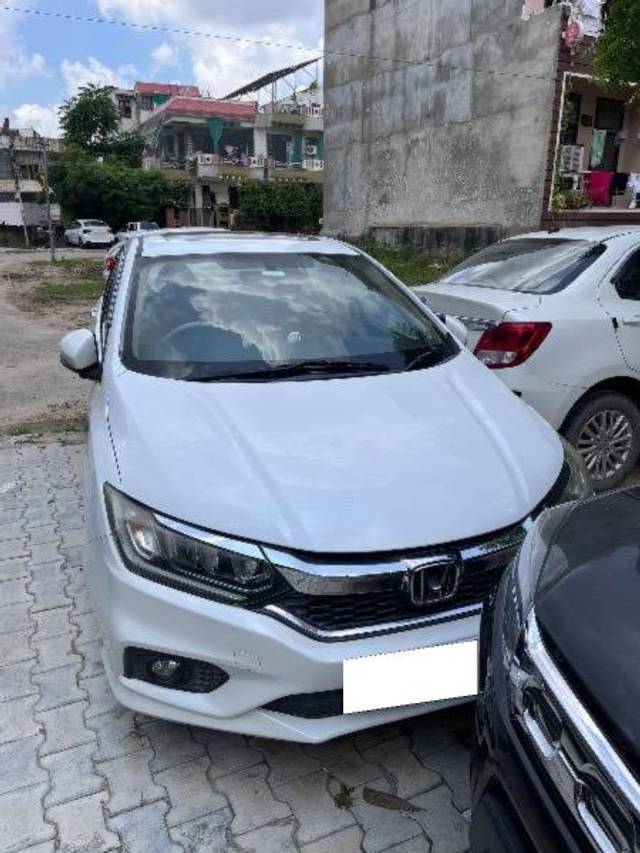 https://images10.gaadi.com/usedcar_image/4574533/original/processed_a91c6967-657e-494f-9325-683f5ae389ac.jpeg?imwidth=6400