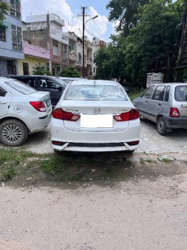 https://images10.gaadi.com/usedcar_image/4574533/original/processed_b3da67d1-4b2d-4656-8c14-1983b513f72b.jpeg?imwidth=6401