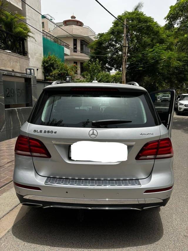 https://images10.gaadi.com/usedcar_image/4574603/original/processed_d8f9d334-9abd-428d-ab5d-42942b6d367c.jpg?imwidth=6402
