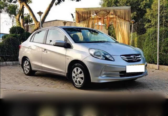 https://images10.gaadi.com/usedcar_image/4574667/original/d0d96ca9-6320-4a9a-9ab9-6f688ca141db.?imwidth=6400