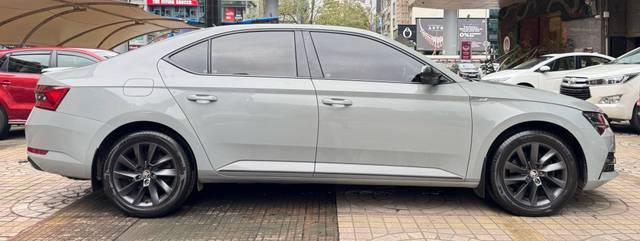 https://images10.gaadi.com/usedcar_image/4574706/original/processed_6be120bda7b69766d96289a4831e09ca.jpg?imwidth=6401