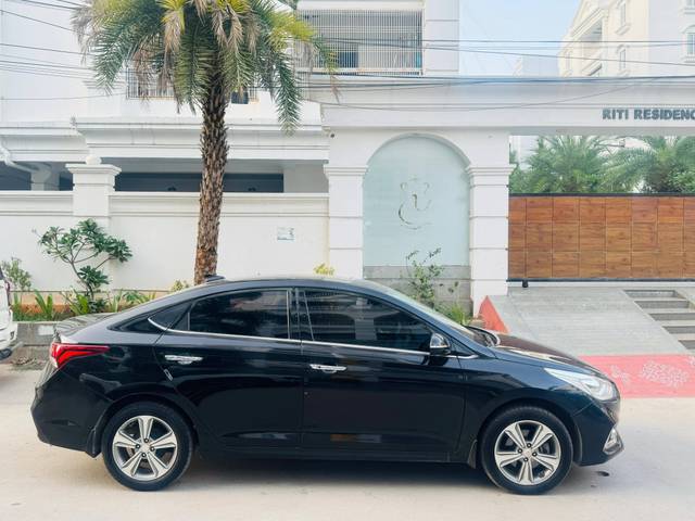 https://images10.gaadi.com/usedcar_image/4574834/original/processed_f778317c8668e4409a21e22dab625936.jpg?imwidth=6401