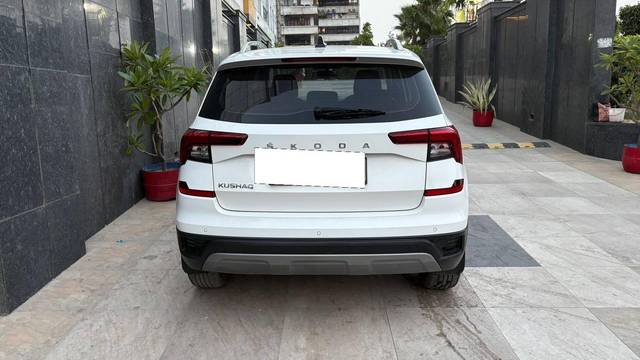 https://images10.gaadi.com/usedcar_image/4574920/original/processed_a69f7eebe3c55339f27c0278f5fe263d.jpg?imwidth=6402