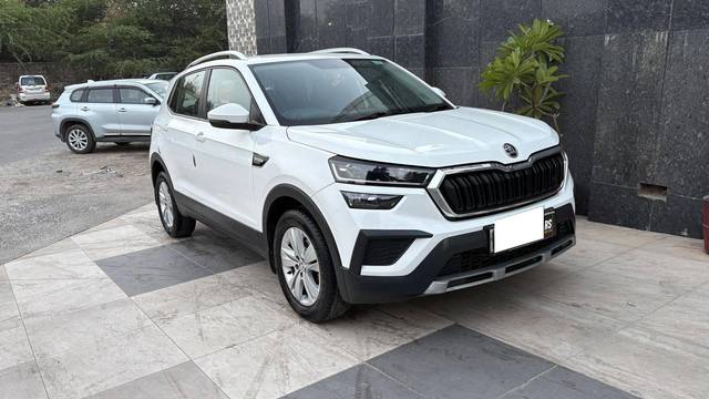https://images10.gaadi.com/usedcar_image/4574920/original/processed_ae45f4fff5008a55fdbb185549f850d6.jpg?imwidth=6400