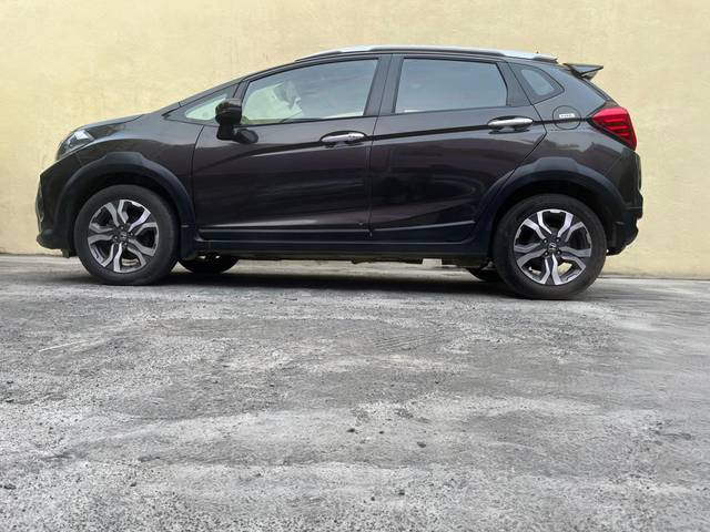 https://images10.gaadi.com/usedcar_image/4574927/original/6b00bb415a4360a3a415b5d04cea2b91.jpg?imwidth=6402