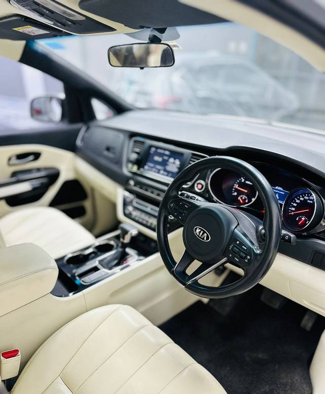 https://images10.gaadi.com/usedcar_image/4574991/original/bd26a60db8c934bcdcc9291cea6f8194.jpg?imwidth=6402