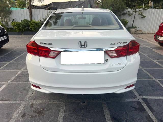 https://images10.gaadi.com/usedcar_image/4575031/original/processed_1a7aa0b50bd54dad5611abe871bd0621.jpg?imwidth=6401