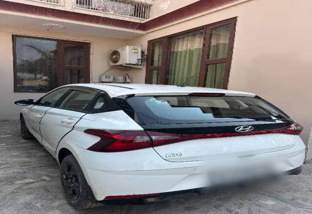 https://images10.gaadi.com/usedcar_image/4575083/original/212ffb1c-4ff6-4648-b86e-96698bbd0306.?imwidth=6402
