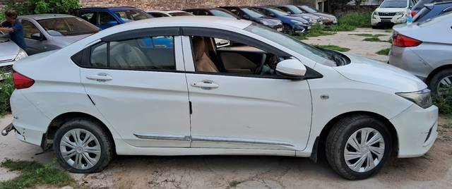 https://images10.gaadi.com/usedcar_image/4575085/original/57ca9271bbbc3ae05ff6f3be01a04218.jpg?imwidth=6401
