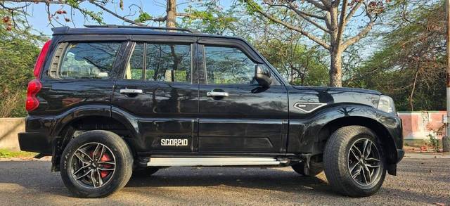 https://images10.gaadi.com/usedcar_image/4575114/original/processed_14ac808526238283dc7f9d77ba31ee02.jpg?imwidth=6401