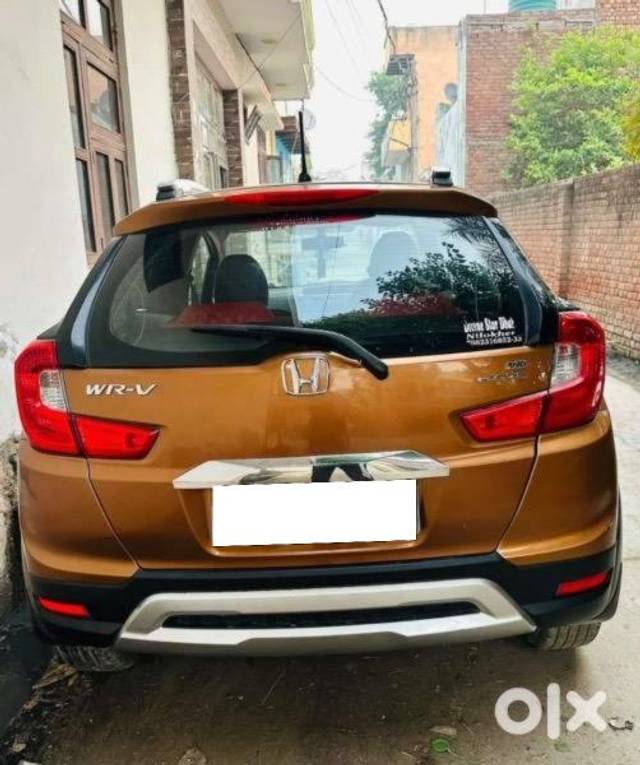 https://images10.gaadi.com/usedcar_image/4575135/original/processed_3feb22cf-d73b-44b7-8e69-ec6c8642842a.jpeg?imwidth=6402