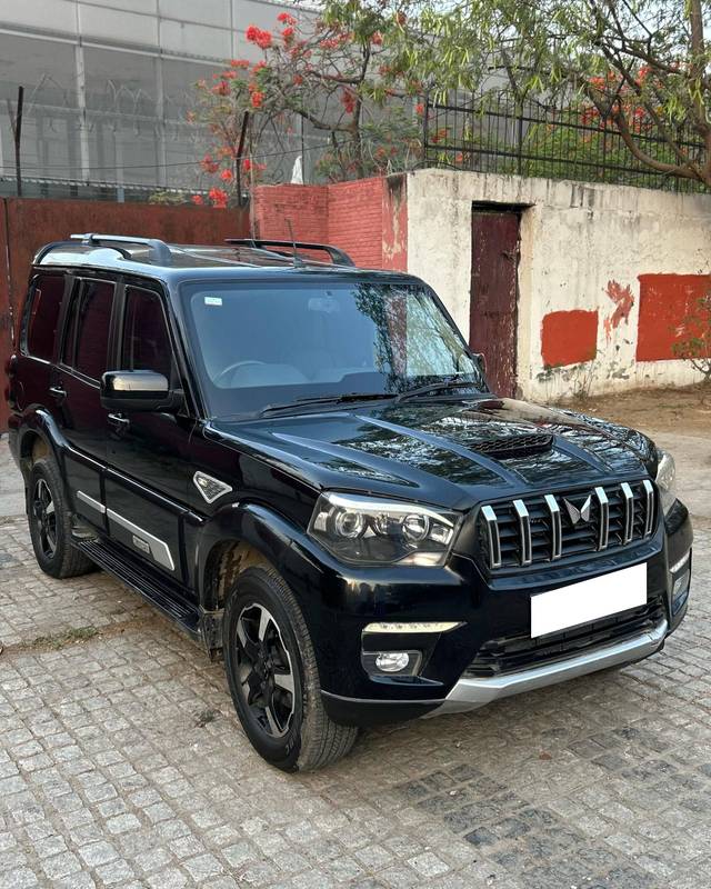 https://images10.gaadi.com/usedcar_image/4575154/original/processed_46fc4fc3af2d90b72fed1ab21729d594.jpg?imwidth=6400