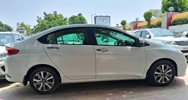 https://images10.gaadi.com/usedcar_image/4575168/original/processed_19cdfa82bb120e6329e047d6cde2a217.jpg?imwidth=6401