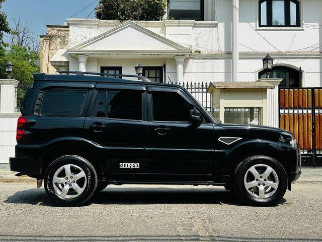 https://images10.gaadi.com/usedcar_image/4575169/original/processed_014157d1543f7f86f496d64edb7cec86.jpg?imwidth=6401