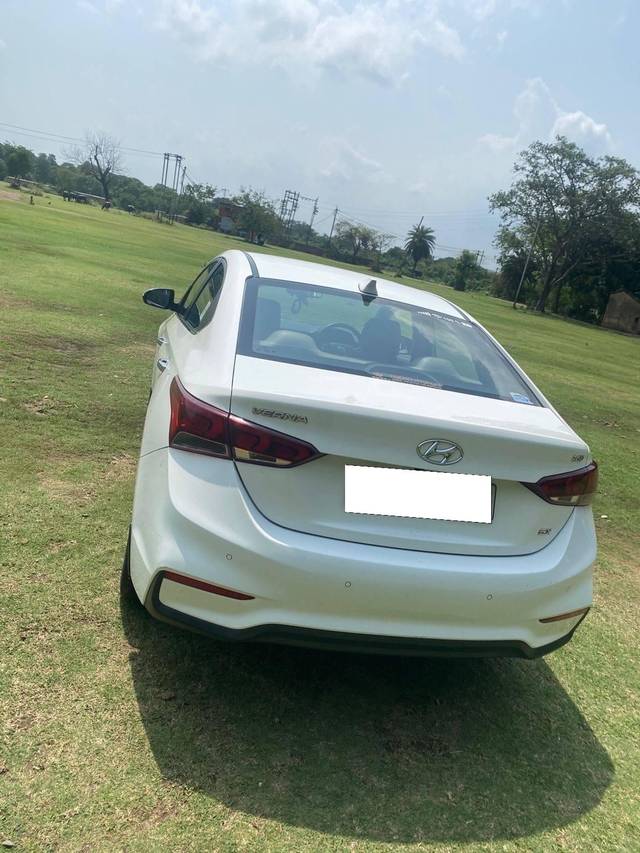 https://images10.gaadi.com/usedcar_image/4575221/original/processed_96499050-feda-4b22-bb55-6c6a2ce124c8.jpg?imwidth=6401