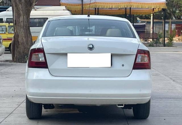 https://images10.gaadi.com/usedcar_image/4575228/original/processed_345ede25-d1e1-43b4-86a4-67109ac623c1.jpg?imwidth=6401