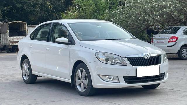 https://images10.gaadi.com/usedcar_image/4575228/original/processed_8fac21fd-60aa-4f49-8300-9654a32b2c3f.jpg?imwidth=6400
