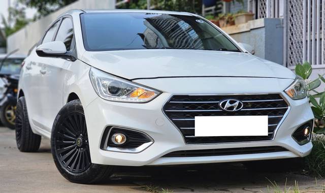 https://images10.gaadi.com/usedcar_image/4575297/original/processed_77e7c88e-f5bb-4521-a647-c3485be16400.jpg?imwidth=6402