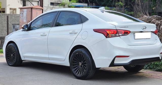 https://images10.gaadi.com/usedcar_image/4575297/original/processed_de1876c9-7c94-4f1b-ba40-d6a1acefe730.jpg?imwidth=6401