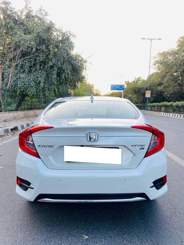https://images10.gaadi.com/usedcar_image/4575309/original/processed_ea9f7f87d31491fb0f05dba0a852dfb6.jpg?imwidth=6402