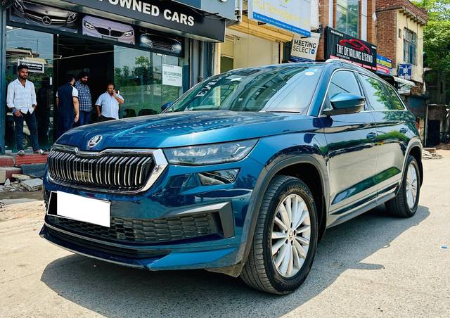 https://images10.gaadi.com/usedcar_image/4575354/original/processed_1420eabc7aac3d83a0e497af969a498e.jpg?imwidth=6402