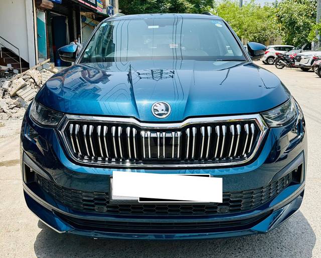 https://images10.gaadi.com/usedcar_image/4575354/original/processed_8e0d10734bfc12dc03efc8f428f109c2.jpg?imwidth=6400