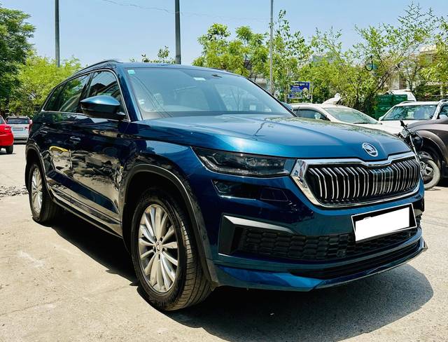 https://images10.gaadi.com/usedcar_image/4575354/original/processed_b70c8e70edf61094f5d9c0a9f5f3262a.jpg?imwidth=6401