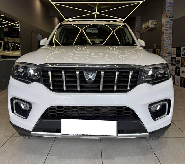 https://images10.gaadi.com/usedcar_image/4575396/original/processed_a98a34db7dfba8f6af0114f5ea69bdfd.jpg?imwidth=6400
