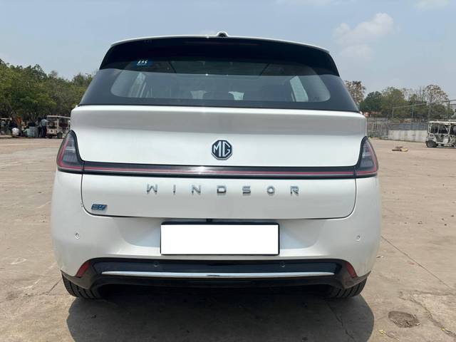 https://images10.gaadi.com/usedcar_image/4575406/original/processed_50bb00a9ca3bdc8429ba4a9f5c6a8364.jpg?imwidth=6402