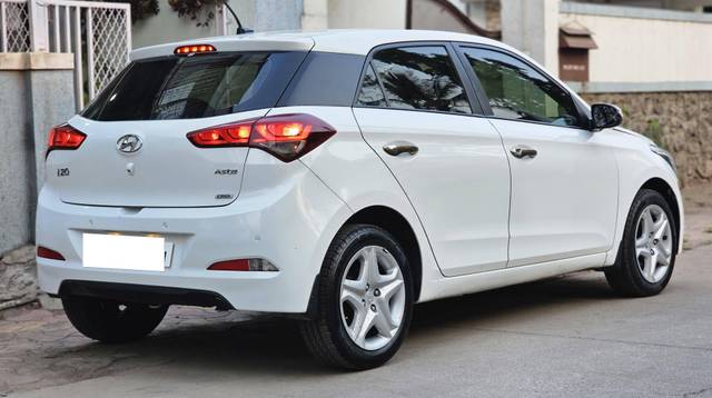 https://images10.gaadi.com/usedcar_image/4575509/original/processed_6d110071-609b-4419-bf68-3eebbcc56961.jpg?imwidth=6401