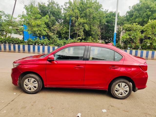 https://images10.gaadi.com/usedcar_image/4575516/original/processed_7ee3d4298a94eedcc60bcb6c20c4d092.jpg?imwidth=6402