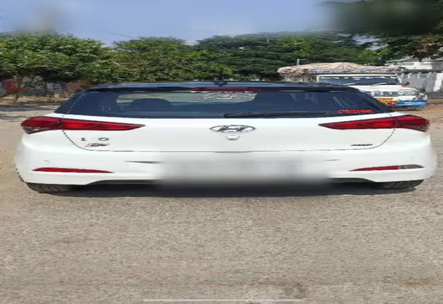 https://images10.gaadi.com/usedcar_image/4575540/original/20de8103-4c30-4fd9-b97a-1708388e67dd.?imwidth=6400
